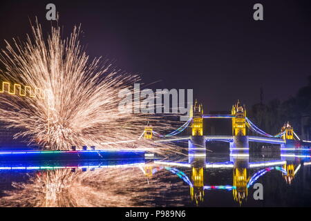 Beijin, Beijin, China. 16. Juli 2018. Peking, China - Der "London Tower Bridge" in Beijing World Park. Beijing World Park ist ein Themenpark, der versucht, den Besuchern die Möglichkeit die Welt in Peking zu verlassen, um zu sehen, zu geben. Der Park umfasst 46,7 Hektar und liegt im südwestlichen Fengtai District von Peking. Es ist etwa 17 km von Tiananmen, dem Stadtzentrum, und 40 km vom Internationalen Flughafen der Hauptstadt. Der Park wurde 1993 eröffnet und ist schätzungsweise 1,5 Millionen Besucher jährlich zu erhalten. Credit: SIPA Asien/ZUMA Draht/Alamy leben Nachrichten Stockfoto