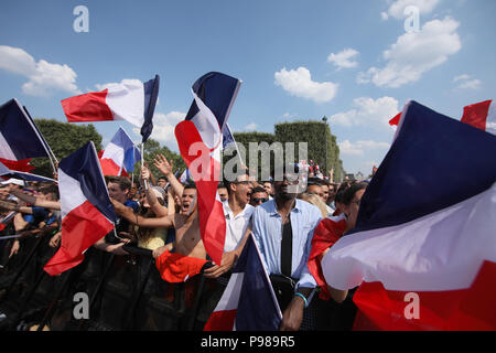 Paris, Frankreich. Am 15. Juli 2018. Fußball, Wm, Frankreich vs Kroatien, Finale. Frankreich Fans vor dem Spiel. Credit: Leo Roman/dpa/Alamy leben Nachrichten Stockfoto