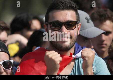 Paris, Frankreich. Am 15. Juli 2018. Fußball, Wm, Frankreich vs Kroatien, Finale. Ein Frankreich Ventilator vor dem Spiel. Credit: Leo Roman/dpa/Alamy leben Nachrichten Stockfoto