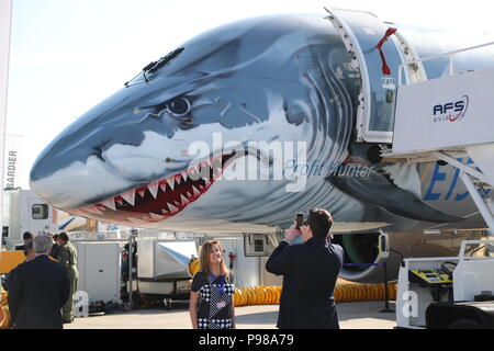 Farnborough, Großbritannien. 16. Jul 2018. Am ersten Tag der Farnborough International Airshow 2018 Besucher kommen die neuesten Flugzeuge und Innovationen zu sehen und mit Herstellern aus der ganzen Welt treffen. Über hunderttausend Besucher in die weltweit größte Messe für kommerzielle und militärische Flugzeuge erwartet. Quelle: Uwe Deffner/Alamy leben Nachrichten Stockfoto