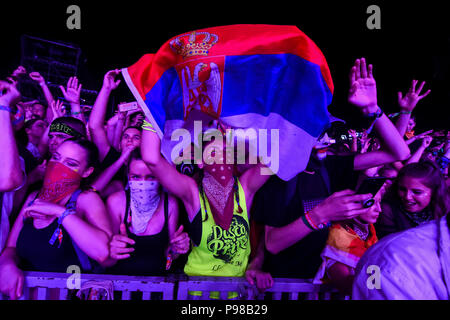 Novi Sad, Serbien. 15. Juli 2018. Fans von David Guetta sind sie bei seinem Konzert an der Ausfahrt Festival, Petrovaradina Festung 15. Juli 2018 Credit: Nenad Mihajlovic/Alamy leben Nachrichten Stockfoto