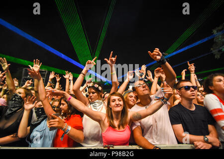 Novi Sad, Serbien. 15. Juli 2018. Fans von David Guetta sind sie bei seinem Konzert an der Ausfahrt Festival, Petrovaradina Festung 15. Juli 2018 Credit: Nenad Mihajlovic/Alamy leben Nachrichten Stockfoto