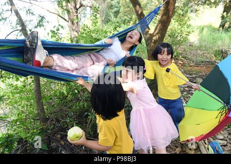 Kunming, Provinz Yunnan in China. Am 15. Juli 2018. Kinder haben Spaß auf einem Obsthof in Kunming, der Hauptstadt der Provinz Yunnan im Südwesten Chinas, 15. Juli 2018. Credit: Yang Zongyou/Xinhua/Alamy leben Nachrichten Stockfoto