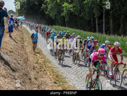 Pave Ramillies einen Thun, Frankreich - 15. Juli 2018: Der belgische Radprofi Greg Van Avermaet von BMC Team im Gelben Trikot Fahrten im Hauptfeld auf einer gepflasterten Straße während der Phase 9 der Le Tour de France 2018 Credit: Radu Razvan/Alamy leben Nachrichten Stockfoto