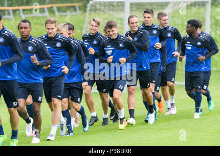 Warm-up Player, Marco Thiede (KSC), Florent Muslija (KSC), neue Unterzeichnung Manuel Stiefler (KSC) (von links) im Fokus, Mitte. GES/Fußball/3. Liga: Karlsruher SC - Trainingslager in Waidring, Tirol, Österreich Saison 2018/19, 16.07.2018 - | Verwendung weltweit Stockfoto