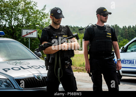 Klamos, Tschechische Republik. 16. Juli 2018. Zwei Tiger und ein Löwe aus einem Käfig in der biopark Stit entgangen, die Tschechische Republik, am 16. Juli 2018. Auf dem Foto sind Polizisten in einem Bereich der Flucht gesehen. Quelle: David Tanecek/CTK Photo/Alamy leben Nachrichten Stockfoto