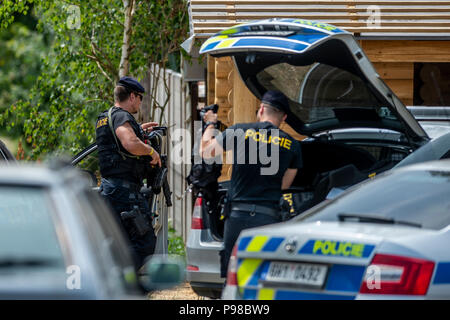 Klamos, Tschechische Republik. 16. Juli 2018. Zwei Tiger und ein Löwe aus einem Käfig in der biopark Stit entgangen, die Tschechische Republik, am 16. Juli 2018. Auf dem Foto sind Polizisten in einem Bereich der Flucht gesehen. Quelle: David Tanecek/CTK Photo/Alamy leben Nachrichten Stockfoto