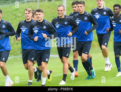 Warm-up-Spieler, Marco Thiede (KSC), Florent Muslija (KSC), neue Unterzeichnung Manuel Stiefler (KSC) (von links) im Fokus. GES/Fußball/3. Liga: Karlsruher SC - Trainingslager in Waidring, Tirol, Österreich Saison 2018/19, 16.07.2018 - | Verwendung weltweit Stockfoto