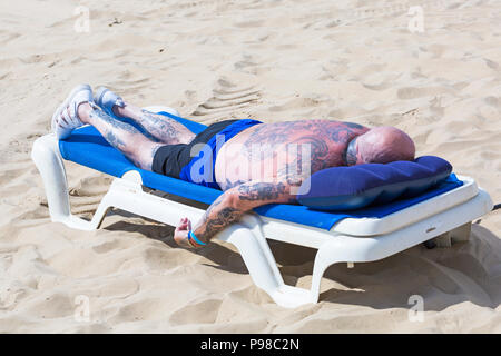 Bournemouth, Dorset, Großbritannien. 16. Juli 2018. UK Wetter: Sonnig in Bournemouth, aber mit zunehmender Bewölkung, als Sonnenanbeter Kopf ans Meer in Bournemouth Strand das schöne Wetter zu geniessen, bevor es bricht. Credit: Carolyn Jenkins/Alamy leben Nachrichten Stockfoto