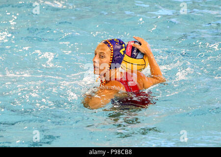 Barcelona, Spanien. 14. Juli 2018, Bernat Picornell Pools, Barcelona, Spanien; das 33. Europäische Wasser Polo Meisterschaften, Spanien Frauen versus Ungarn Frauen; Marta Bach Defender aus Spanien Quelle: UKKO Images/Alamy leben Nachrichten Stockfoto