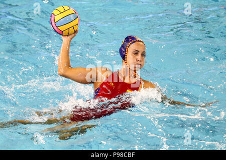 Barcelona, Spanien. 14. Juli 2018, Bernat Picornell Pools, Barcelona, Spanien; das 33. Europäische Wasser Polo Meisterschaften, Spanien Frauen versus Ungarn Frauen; Anna Espar Angriff aus Spanien mit dem Ball Credit: UKKO Images/Alamy leben Nachrichten Stockfoto