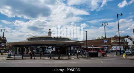 London, Großbritannien. 16. Juli 2018. Southgate U-Bahnstation umbenannt in Hommage an Gareth Southgate der WM-Kampagne mit England. David Rowe/Alamy Leben Nachrichten. Stockfoto