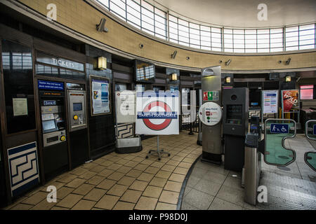 London, Großbritannien. 16. Juli 2018. Southgate U-Bahnstation umbenannt in Hommage an Gareth Southgate der WM-Kampagne mit England. David Rowe/Alamy Leben Nachrichten. Stockfoto