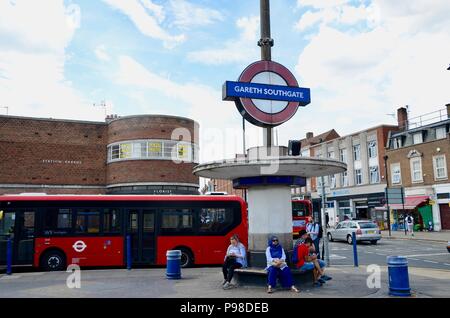 London, Großbritannien. 15. Juli 2018. southgate U-Bahnstation an der London Piccadilly Line re-named Gareth Southgate station Juli 16 2018 für 48 Stunden von Transport for London: Simon Leigh/Alamy leben Nachrichten Stockfoto