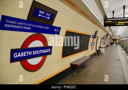 London, Großbritannien. 15. Juli 2018. southgate U-Bahnstation an der London Piccadilly Line re-named Gareth Southgate station Juli 16 2018 für 48 Stunden von Transport for London: Simon Leigh/Alamy leben Nachrichten Stockfoto