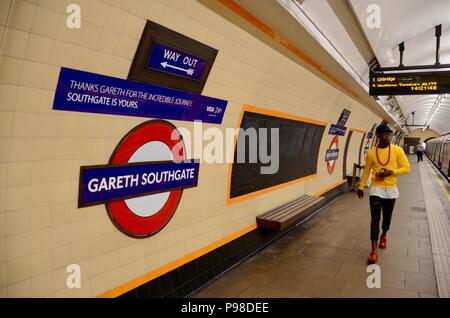 London, Großbritannien. 15. Juli 2018. southgate U-Bahnstation an der London Piccadilly Line re-named Gareth Southgate station Juli 16 2018 für 48 Stunden von Transport for London: Simon Leigh/Alamy leben Nachrichten Stockfoto