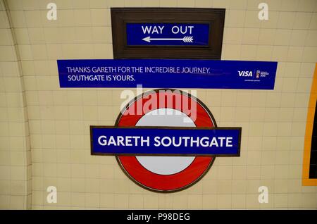 London, Großbritannien. 15. Juli 2018. southgate U-Bahnstation an der London Piccadilly Line re-named Gareth Southgate station Juli 16 2018 für 48 Stunden von Transport for London: Simon Leigh/Alamy leben Nachrichten Stockfoto