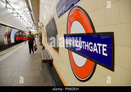 London, Großbritannien. 15. Juli 2018. southgate U-Bahnstation an der London Piccadilly Line re-named Gareth Southgate station Juli 16 2018 für 48 Stunden von Transport for London: Simon Leigh/Alamy leben Nachrichten Stockfoto