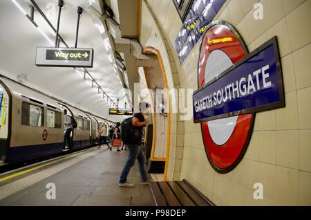 London, Großbritannien. 15. Juli 2018. southgate U-Bahnstation an der London Piccadilly Line re-named Gareth Southgate station Juli 16 2018 für 48 Stunden von Transport for London: Simon Leigh/Alamy leben Nachrichten Stockfoto