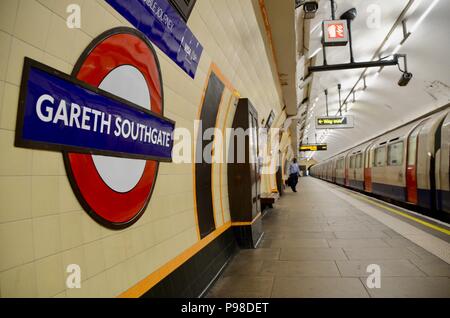 London, Großbritannien. 15. Juli 2018. southgate U-Bahnstation an der London Piccadilly Line re-named Gareth Southgate station Juli 16 2018 für 48 Stunden von Transport for London: Simon Leigh/Alamy leben Nachrichten Stockfoto