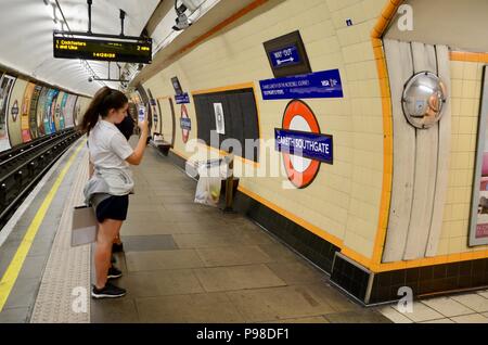 London, Großbritannien. 15. Juli 2018. southgate U-Bahnstation an der London Piccadilly Line re-named Gareth Southgate station Juli 16 2018 für 48 Stunden von Transport for London: Simon Leigh/Alamy leben Nachrichten Stockfoto