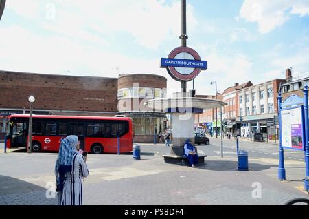 London, Großbritannien. 15. Juli 2018. southgate U-Bahnstation an der London Piccadilly Line re-named Gareth Southgate station Juli 16 2018 für 48 Stunden von Transport for London: Simon Leigh/Alamy leben Nachrichten Stockfoto