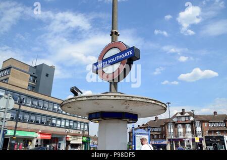 London, Großbritannien. 15. Juli 2018. southgate U-Bahnstation an der London Piccadilly Line re-named Gareth Southgate station Juli 16 2018 für 48 Stunden von Transport for London: Simon Leigh/Alamy leben Nachrichten Stockfoto