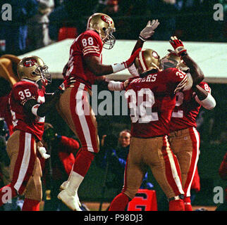 San Francisco, Kalifornien, USA. 3 Jan, 1994. San Francisco 49ers gegen Philadelphia Eagles im Candlestick Park Montag, 3. Januar 1994. Adler Schlagen 49ers 37-34-OT. San Francisco 49ers zurück laufen Dexter Carter (35), wide receiver Mike Sherrad (88) und Zurück läuft Ricky Watters (32) feiern mit wide receiver John Taylor Credit: Al Golub/ZUMA Draht/Alamy leben Nachrichten Stockfoto