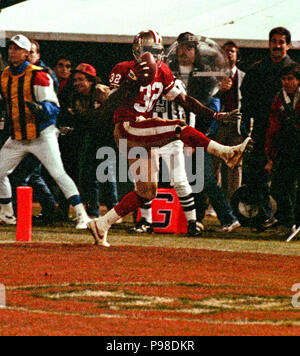 San Francisco, Kalifornien, USA. 3 Jan, 1994. San Francisco 49ers gegen Philadelphia Eagles im Candlestick Park Montag, 3. Januar 1994. Adler Schlagen 49ers 37-34-OT. San Francisco 49ers zurück läuft Ricky Watters (32) feiert Touchdown. Credit: Al Golub/ZUMA Draht/Alamy leben Nachrichten Stockfoto