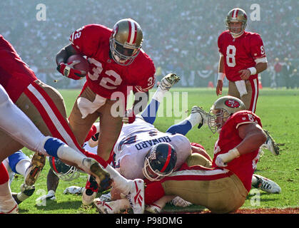 Januar 15, 1994, San Francisco, Kalifornien, USA - San Francisco 49ers gegen New York Riesen am Candlestick Park Samstag, 15. Januar 1994. 49ers Beat Riesen 44-3. San Francisco 49ers zurück läuft Ricky Watters (32) Macht Touchdown. (Bild: © Al Golub über ZUMA Draht) Stockfoto