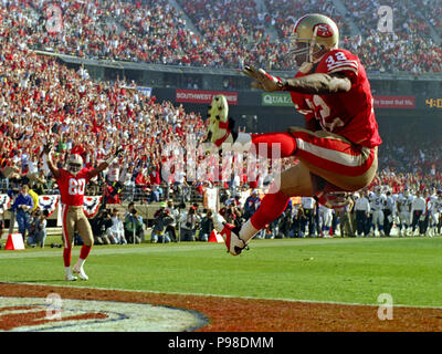 Januar 15, 1994, San Francisco, Kalifornien, USA - San Francisco 49ers gegen New York Riesen am Candlestick Park Samstag, 15. Januar 1994. 49ers Beat Riesen 44-3. San Francisco 49ers zurück läuft Ricky Watters (32) feiert Touchdown. (Bild: © Al Golub über ZUMA Draht) Stockfoto