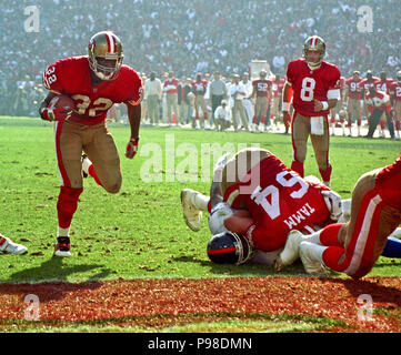 Januar 15, 1994, San Francisco, Kalifornien, USA - San Francisco 49ers gegen New York Riesen am Candlestick Park Samstag, 15. Januar 1994. 49ers Beat Riesen 44-3. San Francisco 49ers zurück läuft Ricky Watters (32) Macht Touchdown. (Bild: © Al Golub über ZUMA Draht) Stockfoto