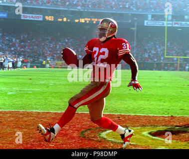 Januar 15, 1994, San Francisco, Kalifornien, USA - San Francisco 49ers gegen New York Riesen am Candlestick Park Samstag, 15. Januar 1994. 49ers Beat Riesen 44-3. San Francisco 49ers zurück läuft Ricky Watters (32) feiert Touchdown. (Bild: © Al Golub über ZUMA Draht) Stockfoto