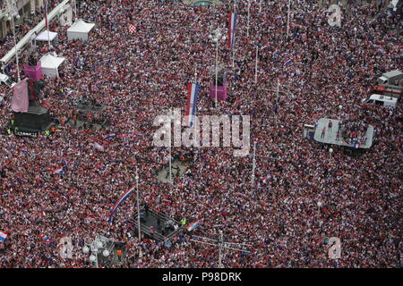 Zagreb, Kroatien. 16. Juli 2018. Fans warten auf die Ankunft der kroatischen Nationalmannschaft auf dem Hauptplatz von Zagreb, Hauptstadt von Kroatien, 16. Juli 2018. Kroatien gewann den zweiten Platz bei der WM 2018 in Russland am Sonntag. Credit: Petar Glebov/Xinhua/Alamy Leben Nachrichten Quelle: Xinhua/Alamy leben Nachrichten Stockfoto