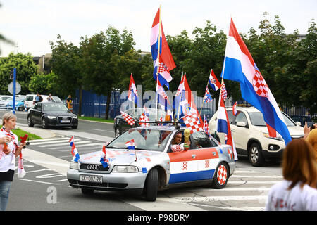 Zagreb, Kroatien. 16. Juli 2018. Fans warten auf die Ankunft der Kroatischen Fußball-Nationalmannschaft in der Nähe des Flughafens von Zagreb, Hauptstadt von Kroatien, 16. Juli 2018. Kroatien gewann den zweiten Platz bei der WM 2018 in Russland am Sonntag. Credit: Petar Glebov/Xinhua/Alamy Leben Nachrichten Quelle: Xinhua/Alamy leben Nachrichten Stockfoto