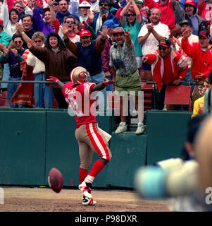 San Francisco, Kalifornien, USA. 3. Okt 1993. San Francisco 49ers gegen Minnesota Vikings am Candlestick Park Sonntag, 3. Oktober 1993. 49ers schlagen Vikings 38-19. San Francisco 49ers zurück läuft Ricky Watters (32) und die Fans feiern Touchdown. Credit: Al Golub/ZUMA Draht/Alamy leben Nachrichten Stockfoto