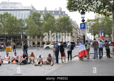 Paris, Frankreich. 16. Juli 2018. Franzosen versammelten an L'Avenue des Champs-Élysées in der Nähe des Arc de Triomphe, wie sie eine Parade der gewinnenden Mannschaft erwartet. Credit: Richard Milnes/Alamy leben Nachrichten Stockfoto