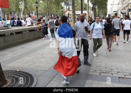 Paris, Frankreich. 16. Juli 2018. Franzosen versammelten an L'Avenue des Champs-Élysées in der Nähe des Arc de Triomphe, wie sie eine Parade der gewinnenden Mannschaft erwartet. Credit: Richard Milnes/Alamy leben Nachrichten Stockfoto