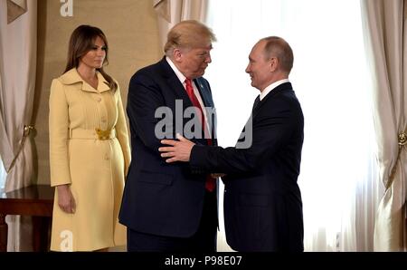 Helsinki, Finnland. 16. Juli 2018. Der russische Präsident Wladimir Putin, rechts, begrüßt US-Präsident Donald Trump als First Lady Melania Trump sieht zu Beginn eines Gipfeltreffens zwischen den beiden Nationen im Präsidentenpalast Juli 16, 2018 in Helsinki, Finnland. Credit: Planetpix/Alamy leben Nachrichten Stockfoto