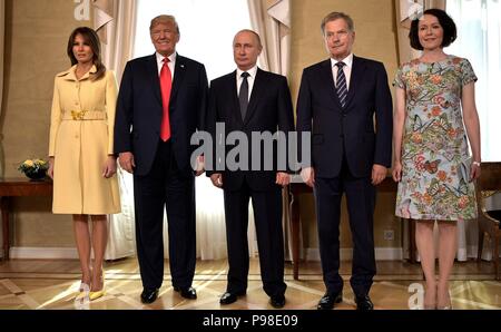 Helsinki, Finnland. 16. Juli 2018. Der russische Präsident Wladimir Putin, Mitte, steht mit US-Präsident Donald Trump, erste Dame Melania Trump, Links, und der finnische Präsident Sauli Niinisto und seine Frau Jenni Elina Haukio zu Beginn eines Gipfeltreffens im Präsidentenpalast am 16. Juli in Helsinki, Finnland 2018. Credit: Planetpix/Alamy leben Nachrichten Stockfoto