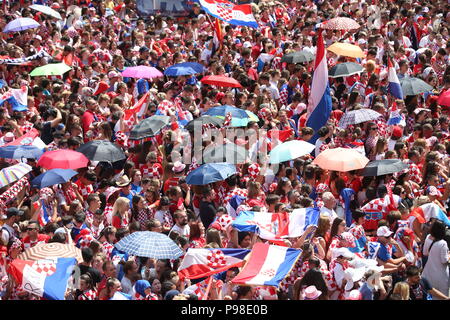 Zagreb, Kroatien. 16. Juli 2018. Fans warten auf die Ankunft der kroatischen Nationalmannschaft auf dem Hauptplatz von Zagreb, Hauptstadt von Kroatien, 16. Juli 2018. Kroatien gewann den zweiten Platz bei der WM 2018 in Russland am Sonntag. Credit: Petar Glebov/Xinhua/Alamy Leben Nachrichten Quelle: Xinhua/Alamy leben Nachrichten Stockfoto