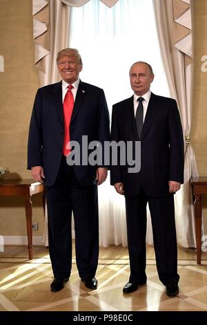 Helsinki, Finnland. 16. Juli 2018. Der russische Präsident Wladimir Putin, rechts, steht mit US-Präsident Donald Trump zu Beginn eines Gipfeltreffens im Präsidentenpalast am 16. Juli in Helsinki, Finnland 2018. Credit: Planetpix/Alamy leben Nachrichten Stockfoto