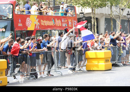 Paris, Frankreich. 16. Juli 2018. Franzosen versammelten an L'Avenue des Champs-Élysées in der Nähe des Arc de Triomphe, wie sie eine Parade der gewinnenden Mannschaft erwartet. Credit: Richard Milnes/Alamy leben Nachrichten Stockfoto