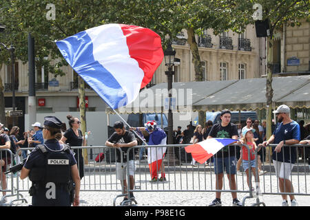 Paris, Frankreich. 16. Juli 2018. Franzosen versammelten an L'Avenue des Champs-Élysées in der Nähe des Arc de Triomphe, wie sie eine Parade der gewinnenden Mannschaft erwartet. Credit: Richard Milnes/Alamy leben Nachrichten Stockfoto