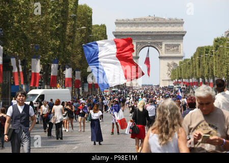 Paris, Frankreich. 16. Juli 2018. Franzosen versammelten an L'Avenue des Champs-Élysées in der Nähe des Arc de Triomphe, wie sie eine Parade der gewinnenden Mannschaft erwartet. Credit: Richard Milnes/Alamy leben Nachrichten Stockfoto