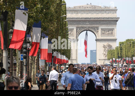 Paris, Frankreich. 16. Juli 2018. Franzosen versammelten an L'Avenue des Champs-Élysées in der Nähe des Arc de Triomphe, wie sie eine Parade der gewinnenden Mannschaft erwartet. Credit: Richard Milnes/Alamy leben Nachrichten Stockfoto