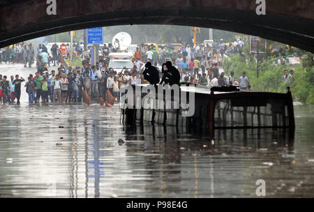 New Delhi, Indien. 16. Juli 2018. Indische Männer sitzen auf einem Delhi Transport Corporation Bus auf einer überfluteten Straße nach starkem Regen in Neu Delhi, Indien, 16. Juli 2018. Credit: Stringer/Xinhua/Alamy leben Nachrichten Stockfoto