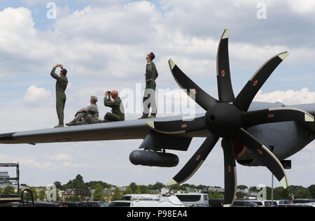 Farnborough International Airshow 2018, Camberley, Surrey, Großbritannien. 16. Juli 2018. Uns fliegern beobachten die Flugvorführungen. Quelle: Allan Staley/Alamy leben Nachrichten Stockfoto