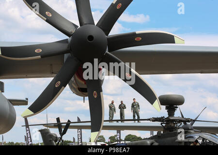 Farnborough International Airshow 2018, Camberley, Surrey, Großbritannien. 16. Juli 2018. Uns fliegern beobachten die Flugvorführungen. Quelle: Allan Staley/Alamy leben Nachrichten Stockfoto