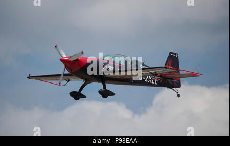 Farnborough, Hampshire, UK. 16. Juli, 2018. Die alle zwei Jahre stattfindende Farnborough International Airshow Handel FIA 2018 öffnet sich für Käufer und Verkäufer von Luft-, Raumfahrt- und Verteidigungsindustrie vom 16-20 Juli mit der Öffentlichkeit Wochenende vom 21./22. Juli. Credit: Malcolm Park/Alamy Leben Nachrichten. Stockfoto